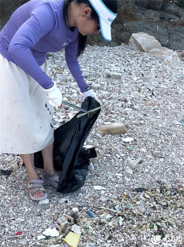 顶酷暑在养马岛捡垃圾，烟台女子发起一支“海岛护卫队”一周有近百人加入