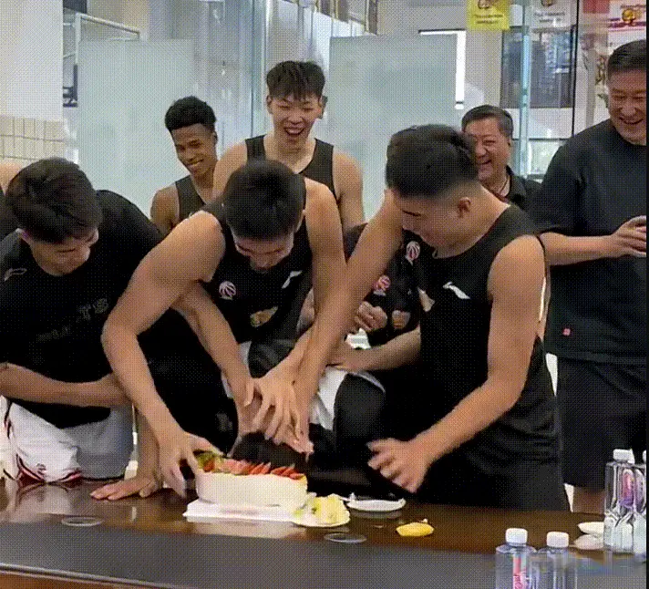 杜润旺过生日，王少杰下狠手，徐杰不含糊，却不见手指杜锋那个人
