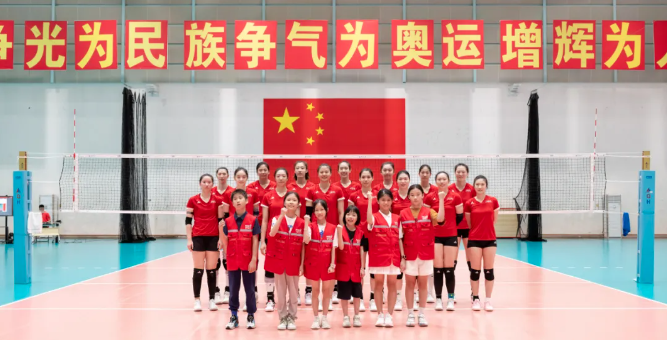 中国女排接受采访 王梦洁认真解答 龚翔宇用心交流 杨昊现场支招