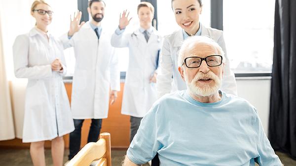 年纪大了要少晨练？医生告诫：到了65岁以后，晨练时这4事要避开