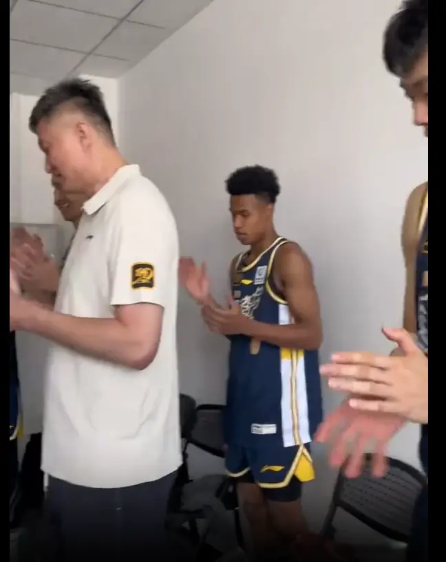 广东队给张文逸庆生，杜锋亲自送蛋糕，任骏威现身，彰华非不开心