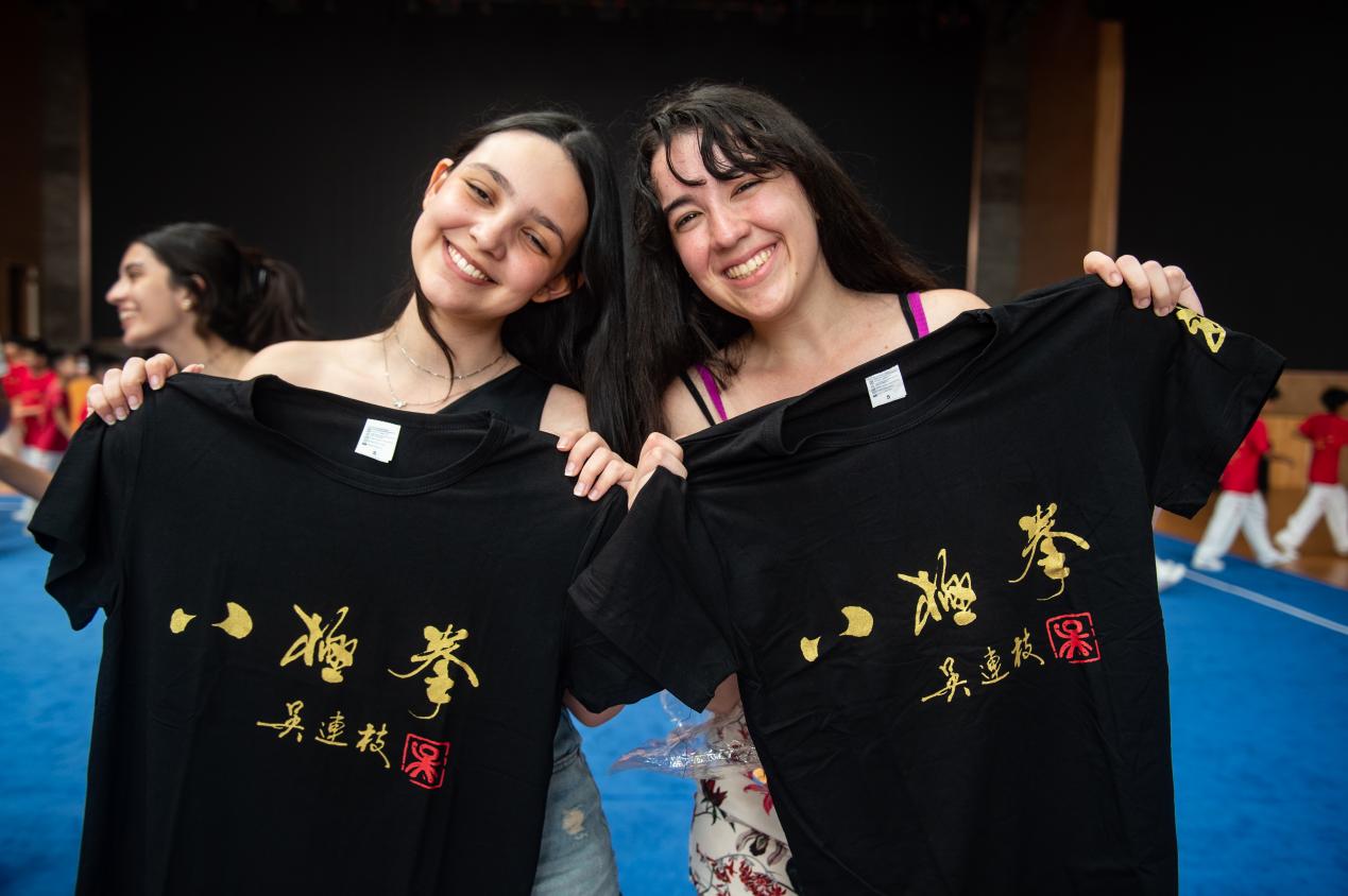 外国青年感受沧州武术八极拳