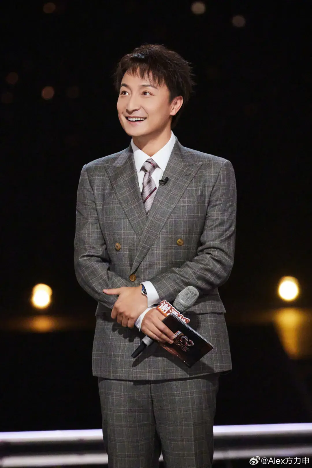 45岁演员方力申再登冠军台！晒金牌喊话：继续热爱，继续拼搏
