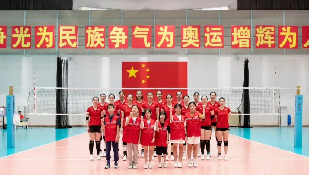 中国女排太忙！接受专访，首发阵容新造型亮相，赵勇设定目标