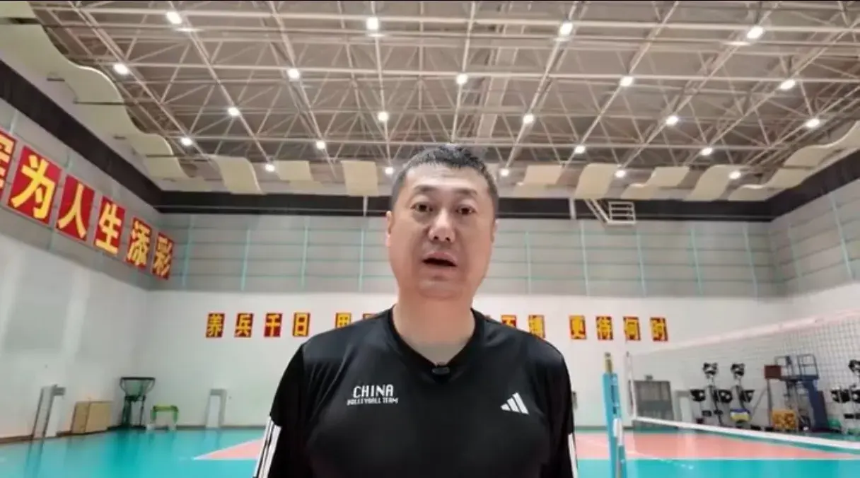 中国女排太忙！接受专访，首发阵容新造型亮相，赵勇设定目标