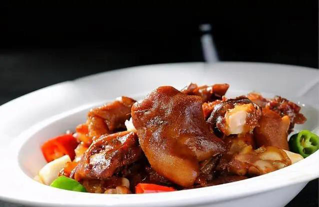 羊蹄软糯酱香浓，简单3步做干锅，家宴必学绝活菜