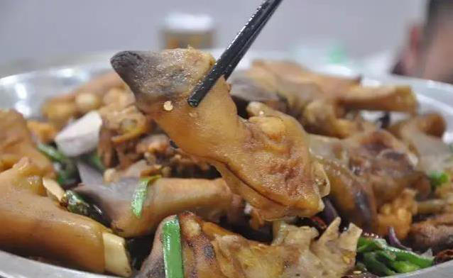 羊蹄软糯酱香浓，简单3步做干锅，家宴必学绝活菜