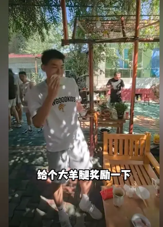 杜锋发视频表扬王洪泽，特地奖励王洪泽一只烤羊腿，徐昕好好学下