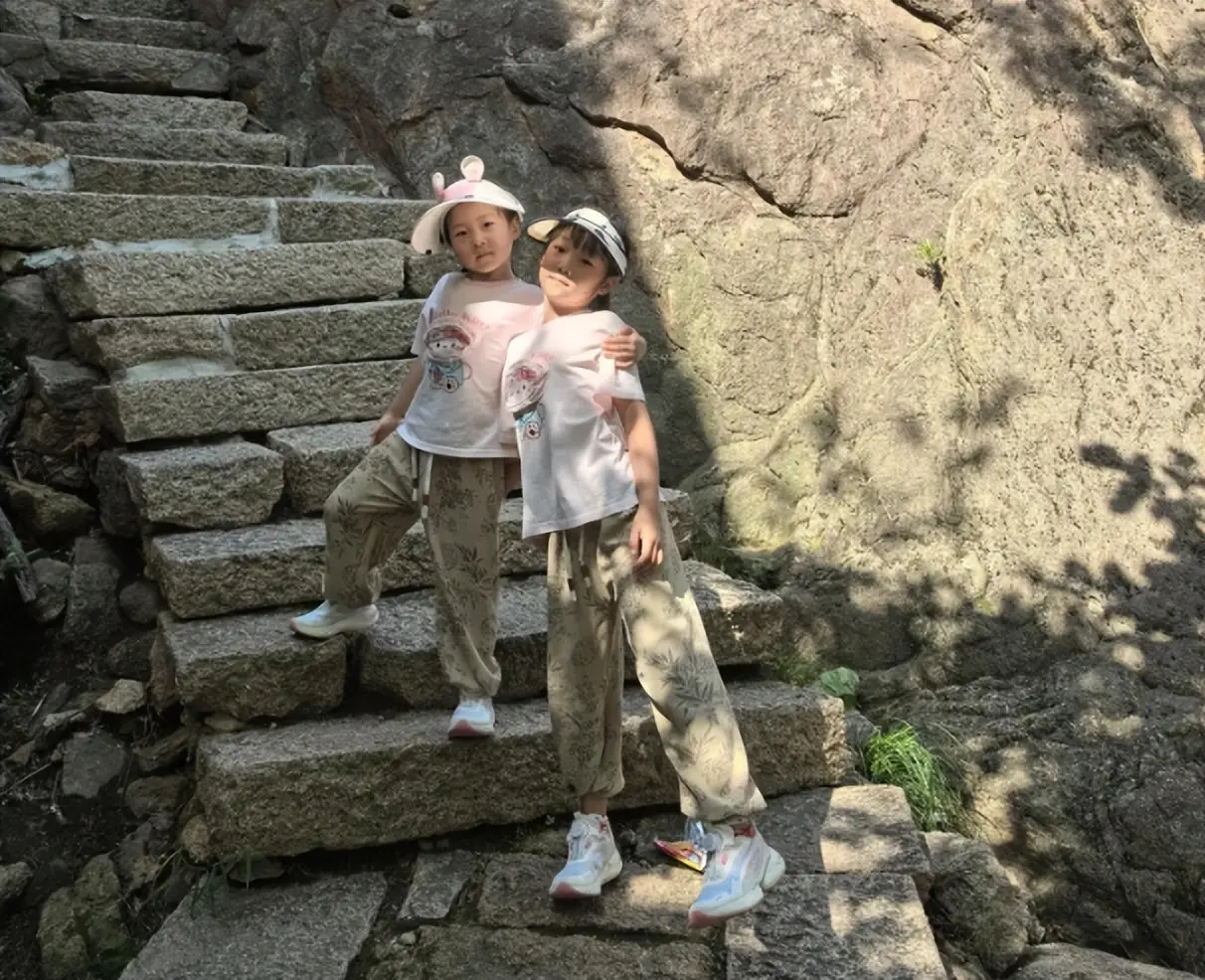 李晓霞近况，退役当大学教授，暑假带2女儿爬山，嫁普通人很幸福