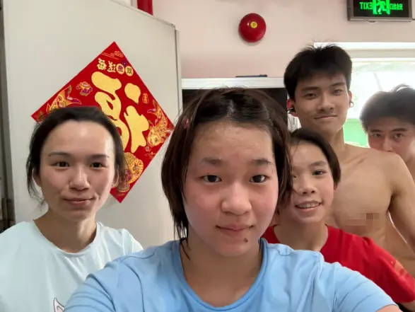 全红婵晒合影，发文：累！此前“跳水女皇”高敏谈全红婵缺席世锦赛：发育这道坎，就像走钢丝