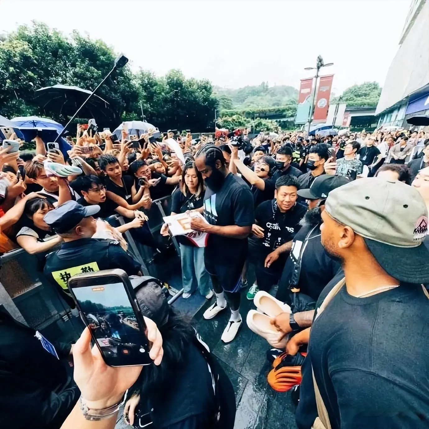 快船3消息！内线新援首次亮相，小卡开启中国行，哈登暖心举动