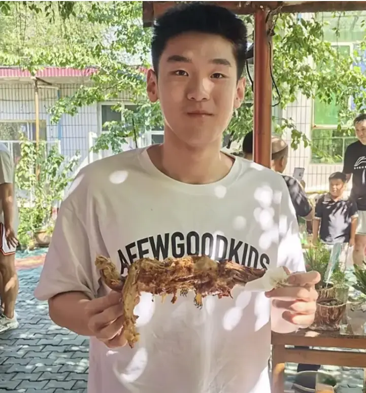 杜锋发视频表扬王洪泽，特地奖励王洪泽一只烤羊腿，徐昕好好学下