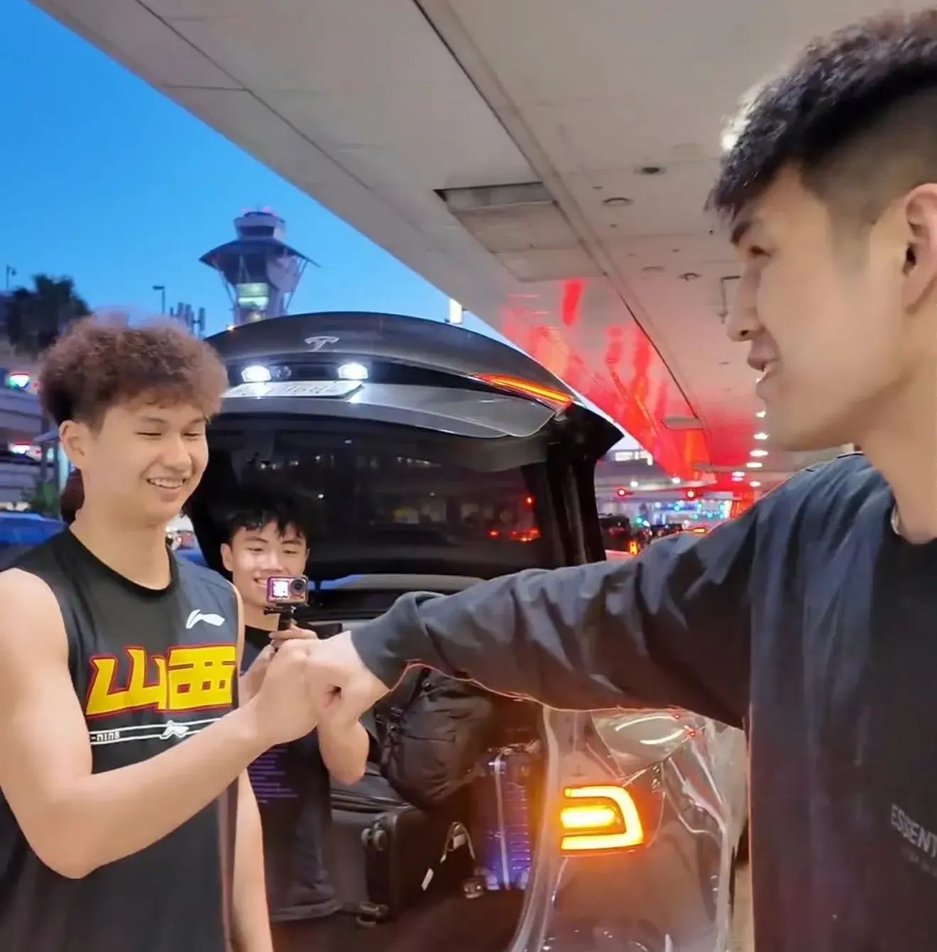 广州男篮与山西男篮的交易中附加买断条款，两年后可以留下张文杰