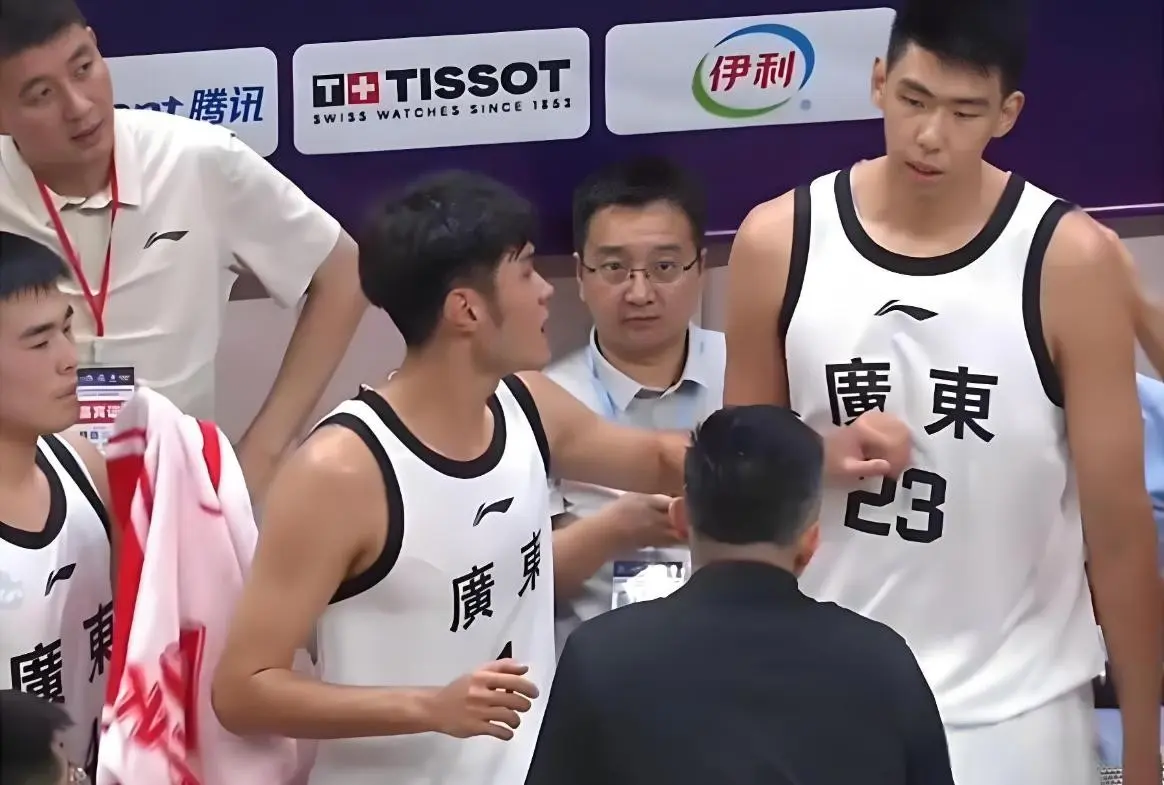 吓坏了！广东队搞全羊宴 杜锋奖励王洪泽大羊腿 小王非常紧张地吃