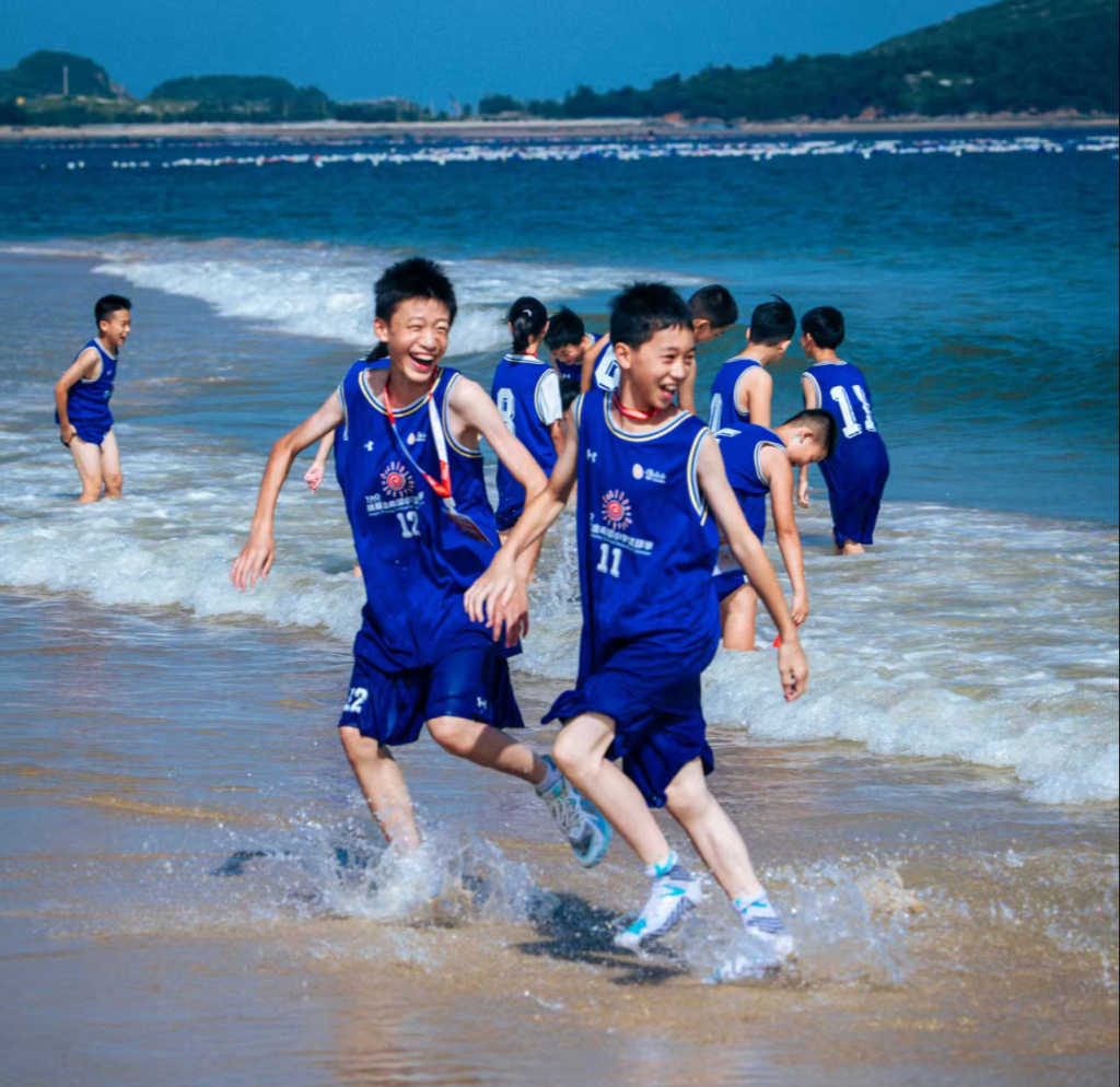 不少球员第一次来到海边。