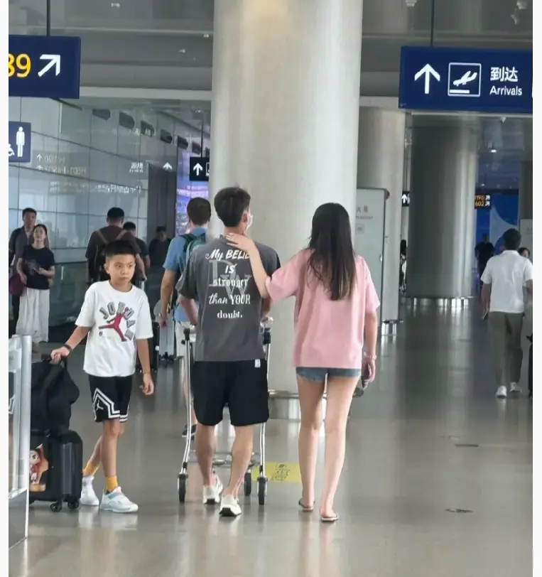 徐杰现身上海浦东机场 漂亮女友相随 今晚将解说中国男篮对阵约旦