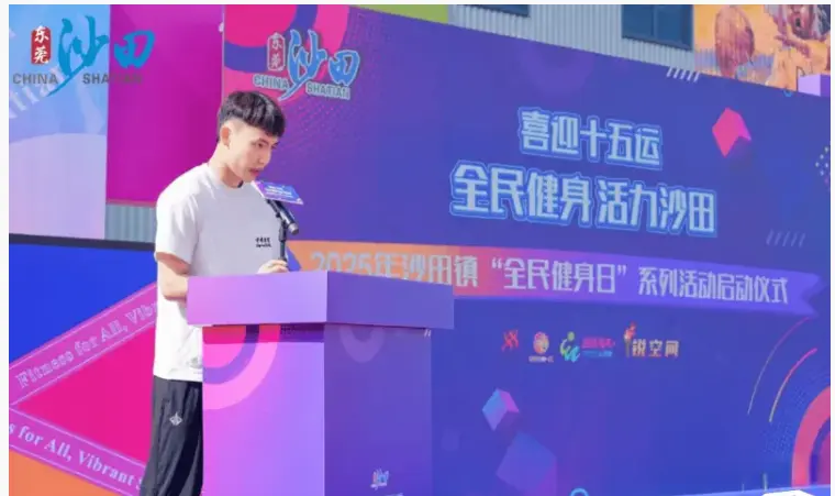 徐杰现身上海浦东机场 漂亮女友相随 今晚将解说中国男篮对阵约旦