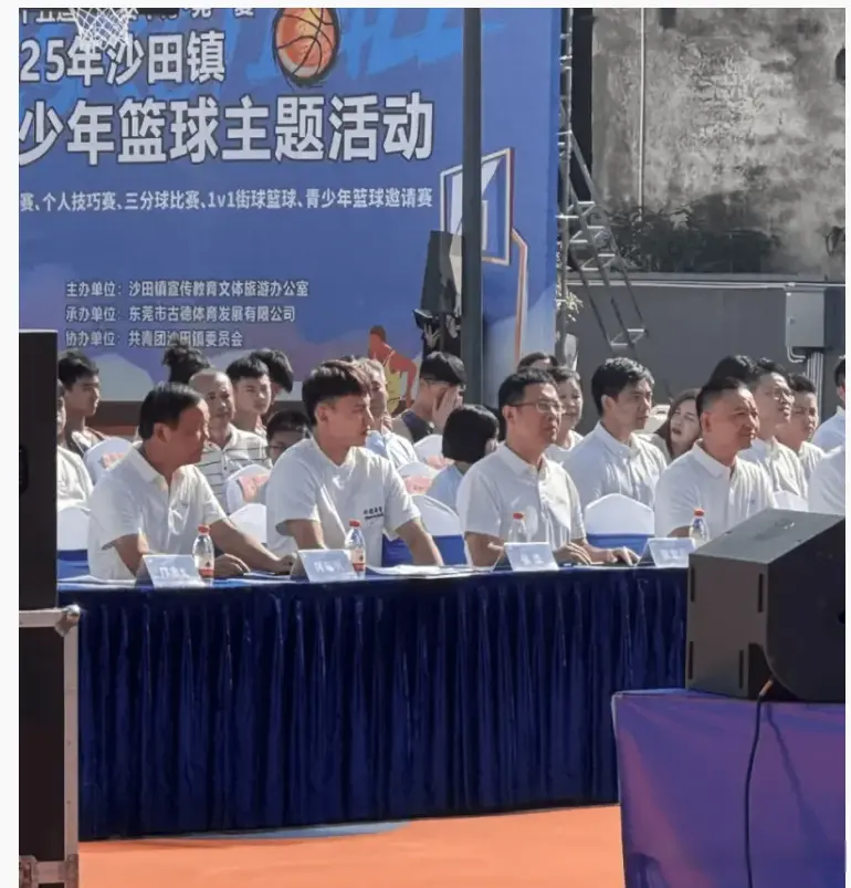 徐杰现身上海浦东机场 漂亮女友相随 今晚将解说中国男篮对阵约旦