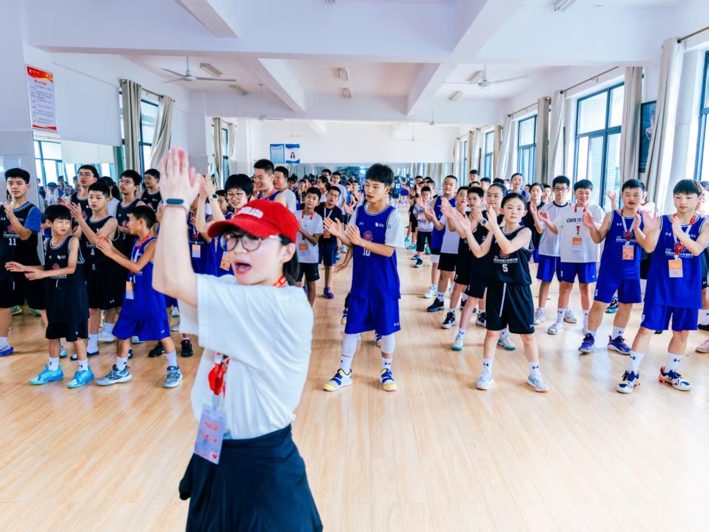 乡村少年们学习舞蹈。