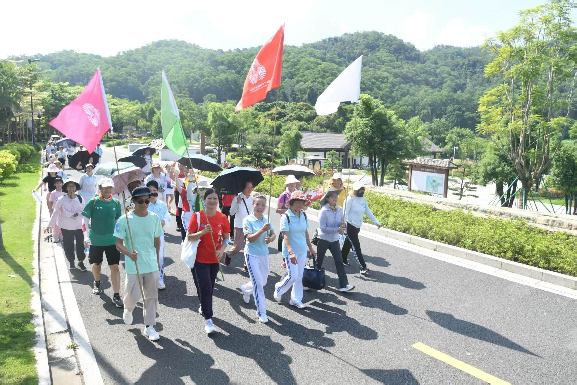 喜迎全运会，逾400名市民周末徒步中山金钟湖公园