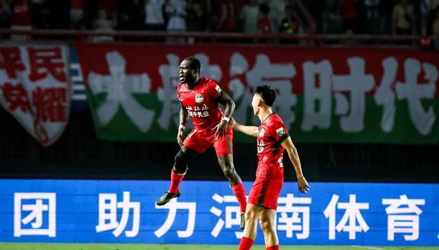 河南队11号20轮比赛进10球，贝拉必须起草续约合同留住加纳梅西