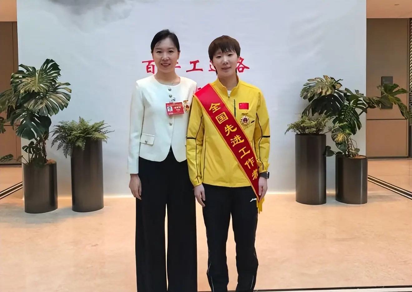 李晓霞近况，退役当大学教授，暑假带2女儿爬山，嫁普通人很幸福