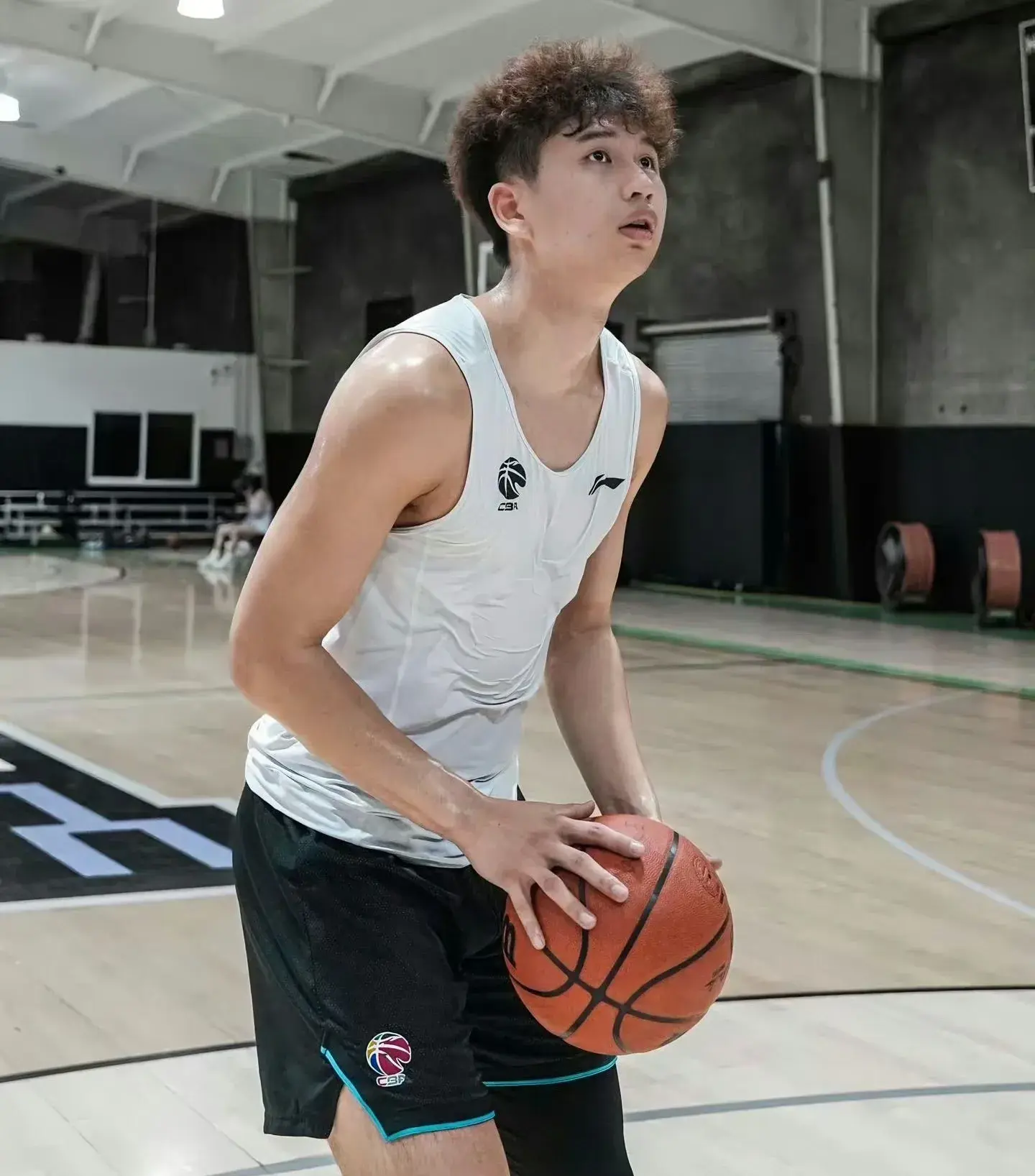 广州男篮与山西男篮的交易中附加买断条款，两年后可以留下张文杰