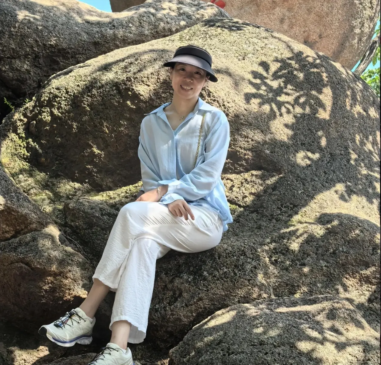 李晓霞近况，退役当大学教授，暑假带2女儿爬山，嫁普通人很幸福