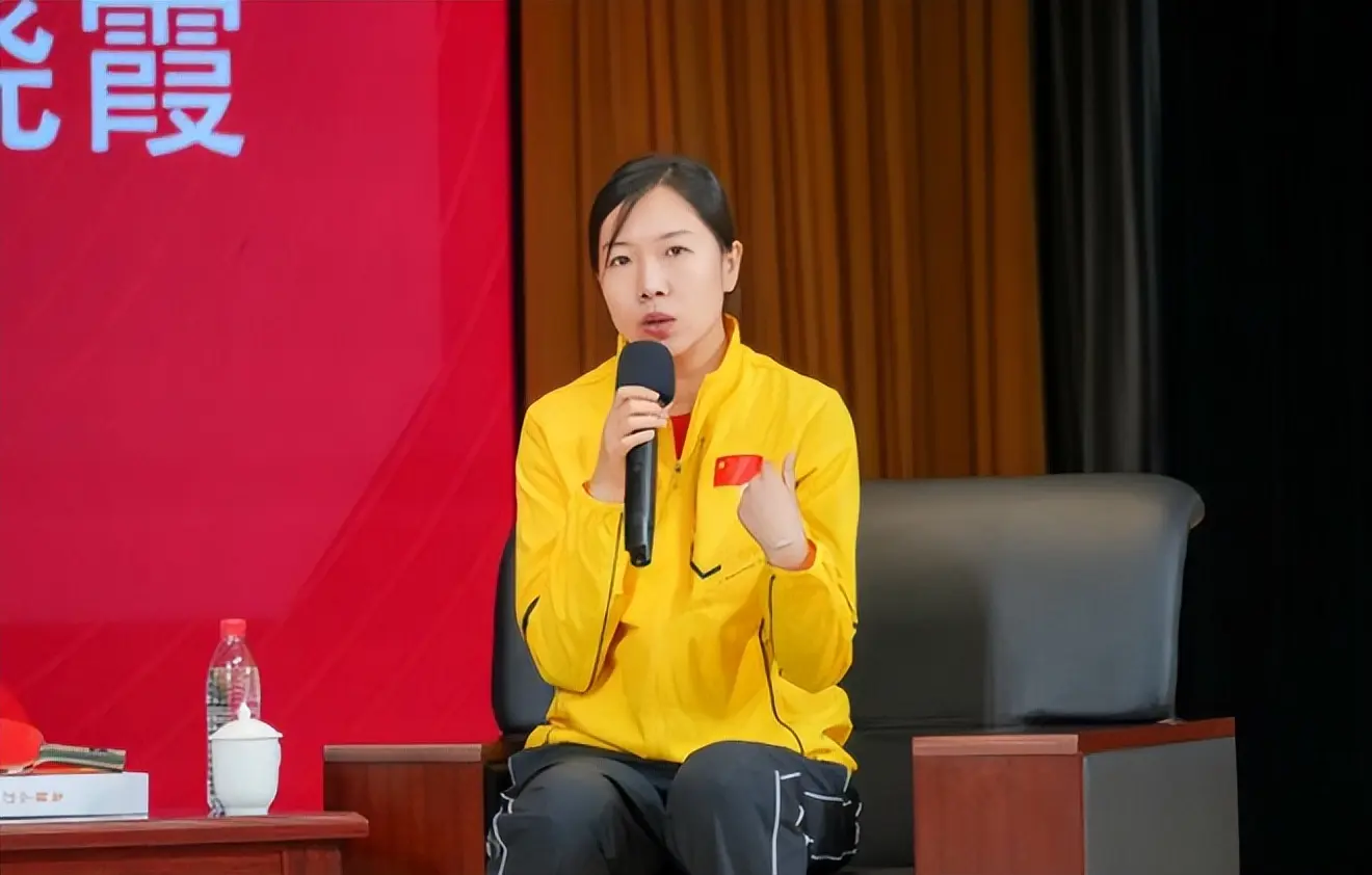 李晓霞近况，退役当大学教授，暑假带2女儿爬山，嫁普通人很幸福