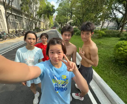 全红婵晒合影，发文：累！此前“跳水女皇”高敏谈全红婵缺席世锦赛：发育这道坎，就像走钢丝