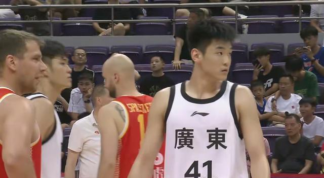 一场CBA未打就成大腿！广东内线“王炸”兑现天赋，保底总决赛了