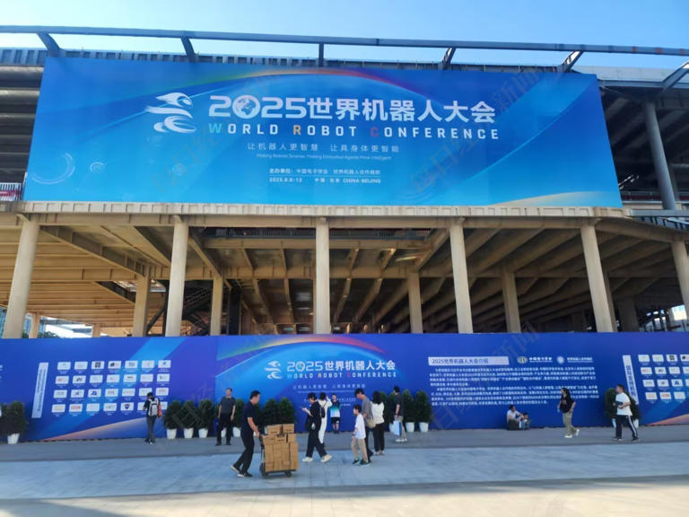 对话丨上市就像“高考”、人形机器人AI能力还不够⋯⋯宇树科技王兴兴谈了这十个问题