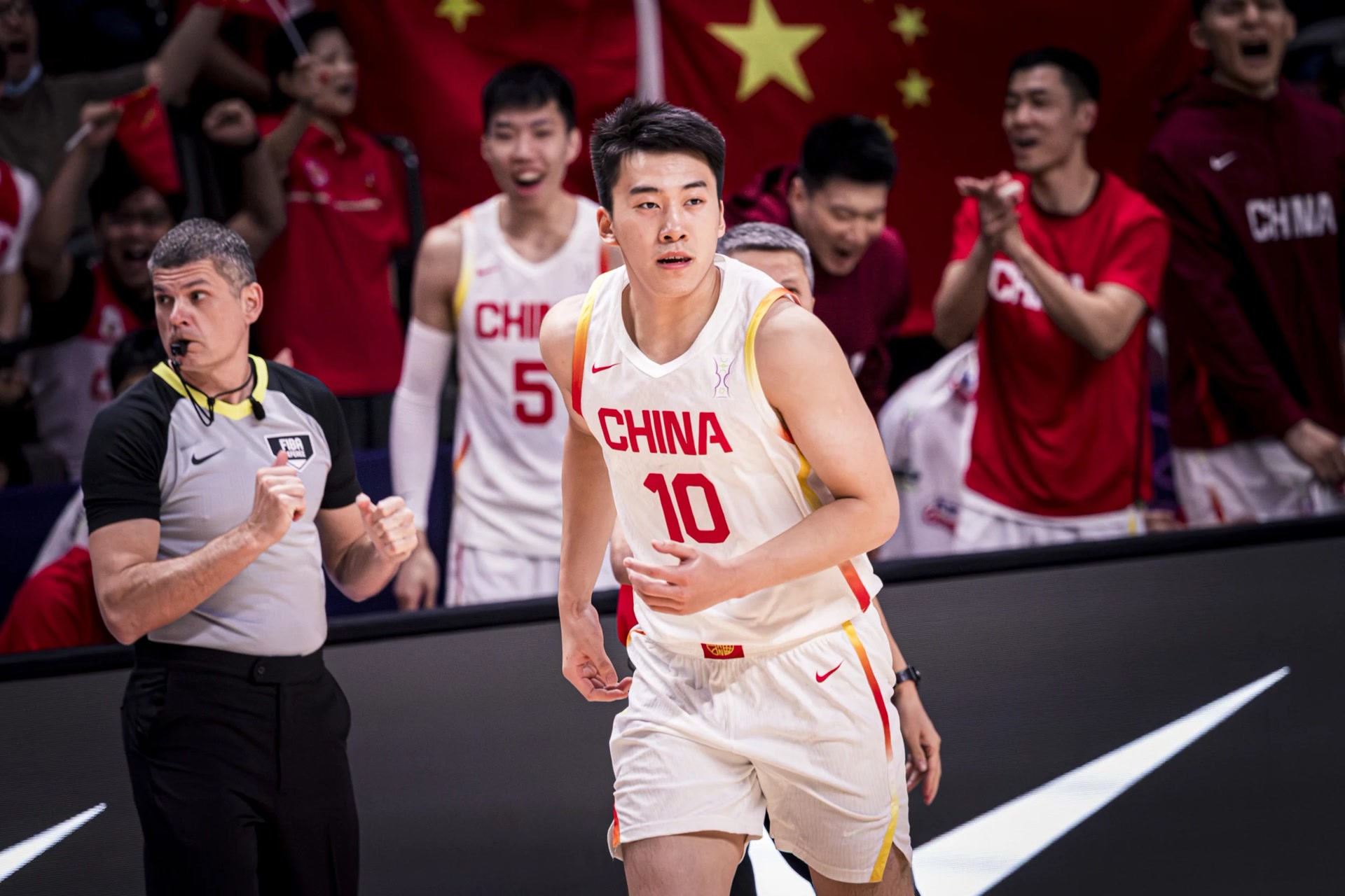 三战三胜小组第一 中国男篮晋级亚洲杯八强