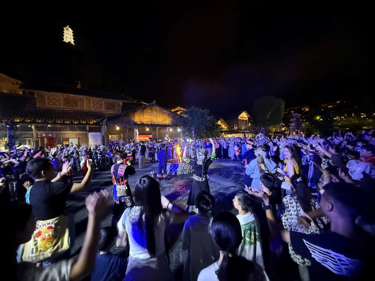 今年7月，贵州乌江寨“万人打跳夜”现场。受访者供图
