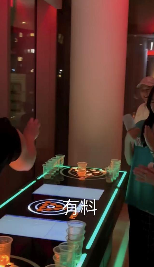 汤镇业青岛香港两头跑，双胞胎儿女欢聚会所，66岁球技为何这么牛