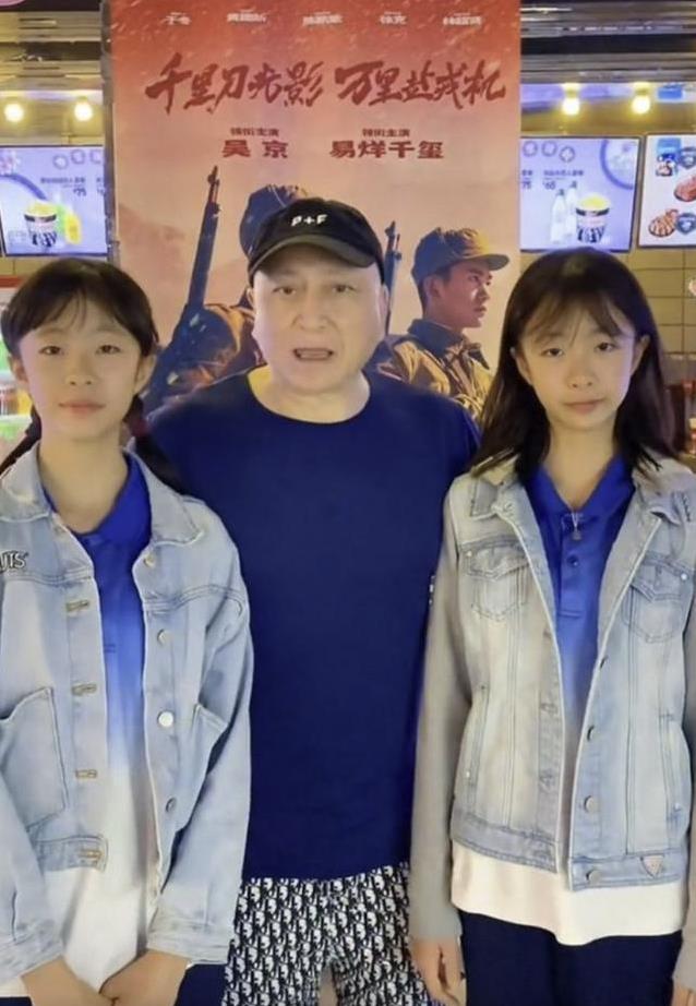 汤镇业青岛香港两头跑，双胞胎儿女欢聚会所，66岁球技为何这么牛