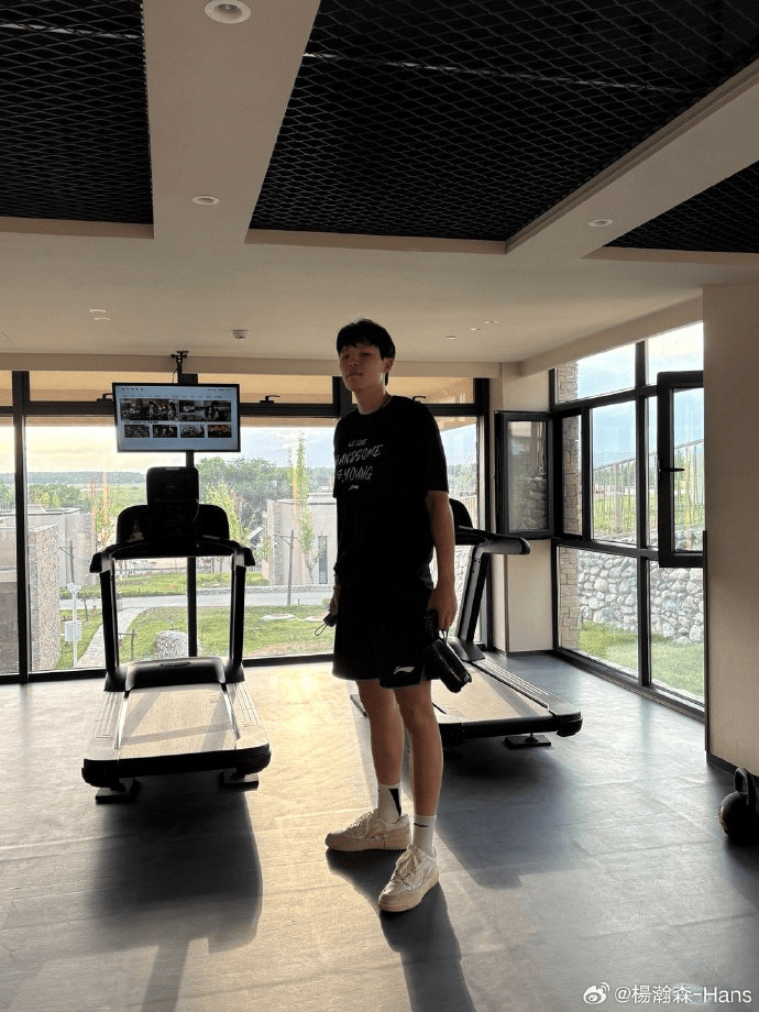 杨瀚森社媒晒照：短暂休整能量条已恢复，继续上路
