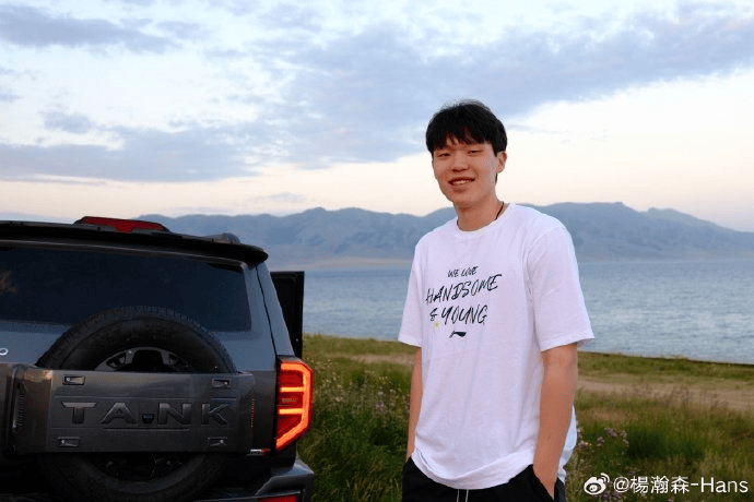 杨瀚森社媒晒照：短暂休整能量条已恢复，继续上路