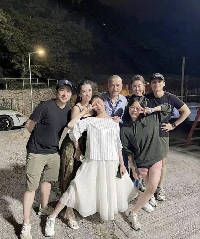 汤镇业青岛香港两头跑，双胞胎儿女欢聚会所，66岁球技为何这么牛