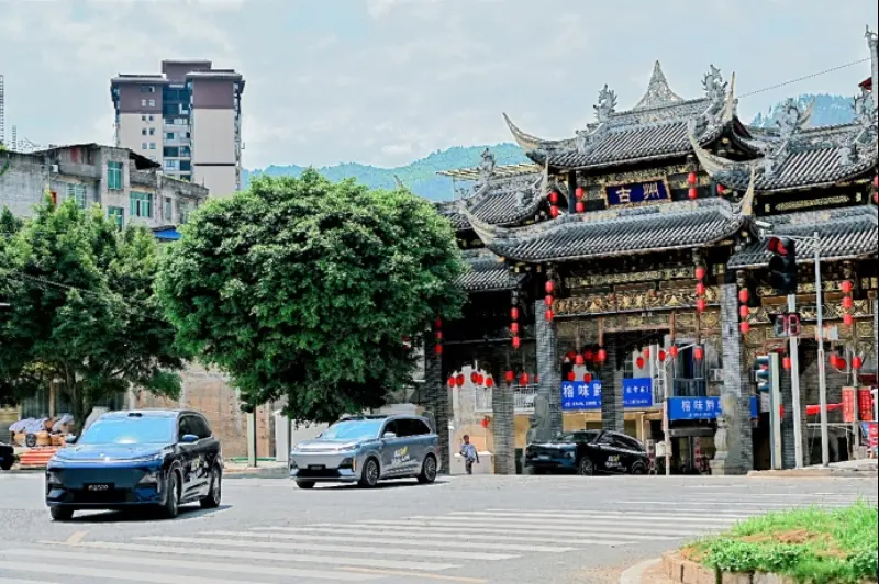 深蓝S09化身“村超”爱心保障车：以公益温度拥抱万千热爱