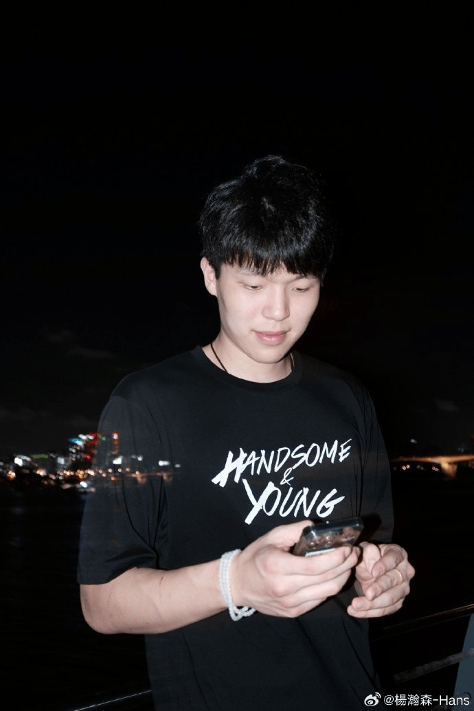 杨瀚森社媒晒照：短暂休整能量条已恢复，继续上路