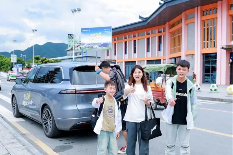 深蓝S09化身“村超”爱心保障车：以公益温度拥抱万千热爱