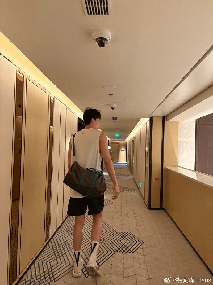杨瀚森社媒晒照：短暂休整能量条已恢复，继续上路