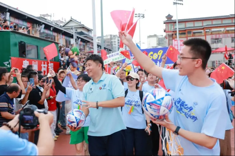 深蓝S09化身“村超”爱心保障车：以公益温度拥抱万千热爱