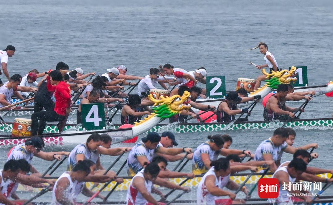 雨中龙舟激战 中国队收获一枚银牌