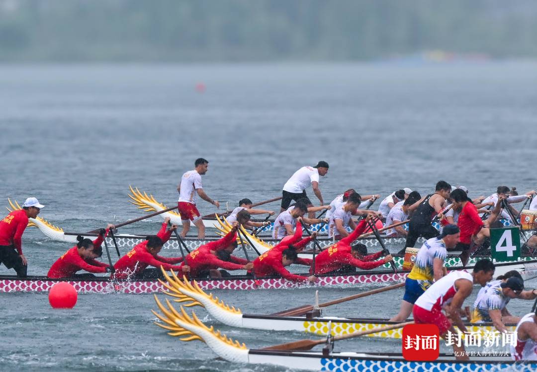 雨中龙舟激战 中国队收获一枚银牌