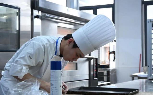 中考失利改行做面包，21岁女孩逆袭世界冠军，三星堆作品火爆全球