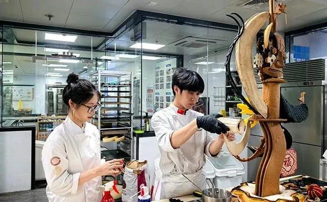 中考失利改行做面包，21岁女孩逆袭世界冠军，三星堆作品火爆全球