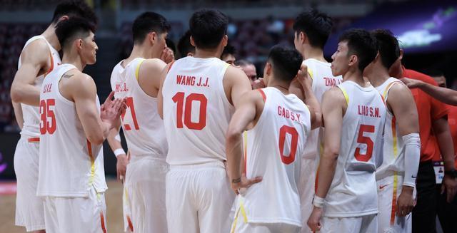 男篮三连胜净胜58分，郭士强太满意了，赛后夸全队团结，凝聚力强