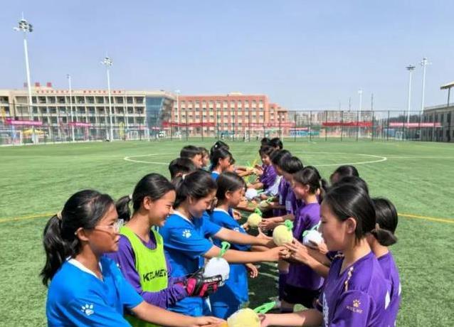 全国少女新疆踢球，14民族齐聚，友谊赛藏何秘密？